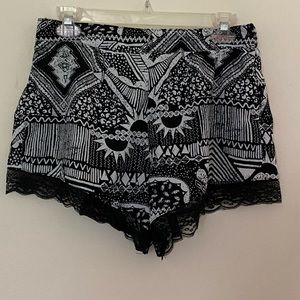 Gorgeous black and white print shorts!
